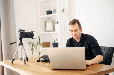 Blogcu adam fotoğraf eğitimi ve video gözden geçirmesini kaydetti