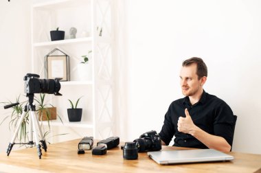 Blogcu adam fotoğraf eğitimi ve video gözden geçirmesini kaydetti