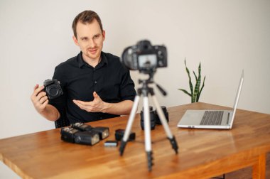 Blogcu adam fotoğraf eğitimi ve video gözden geçirmesini kaydetti