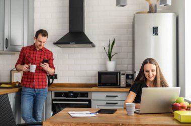 Genç evli bir çift mutfakta.