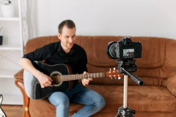 Un gars est enregistre un tutoriel de guitare, leçons vidéo — Photo