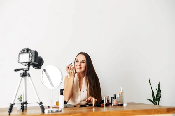 Jeune jolie femme records maquillage tutoriel — Photo