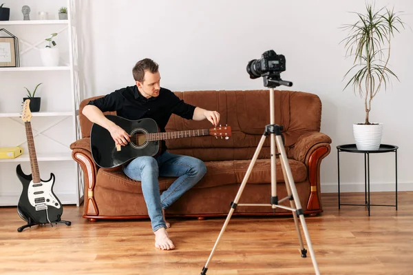 Un gars est enregistre un tutoriel de guitare, leçons vidéo — Photo