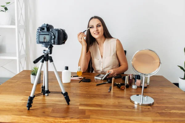 Young attractive woman records makeup tutorial — Stock Photo, Image