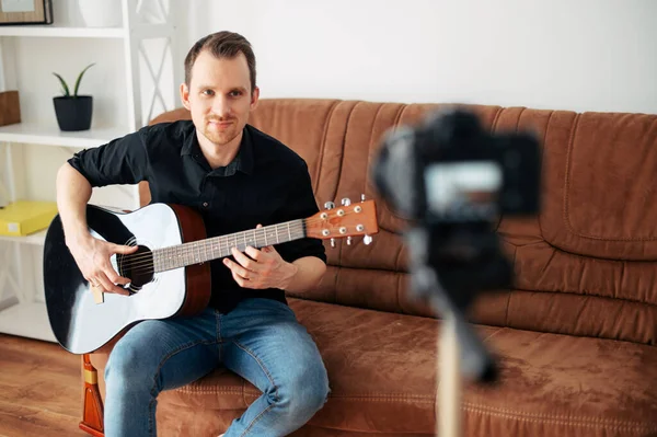 Un ragazzo registra un tutorial di chitarra, video lezioni — Foto Stock