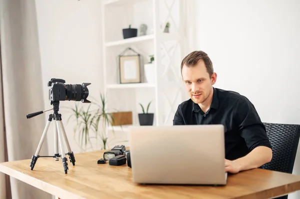 Blogger man neemt foto tutorial, video review — Stockfoto
