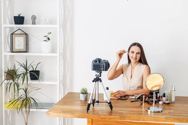 Joven mujer atractiva registra tutorial de maquillaje — Foto de Stock