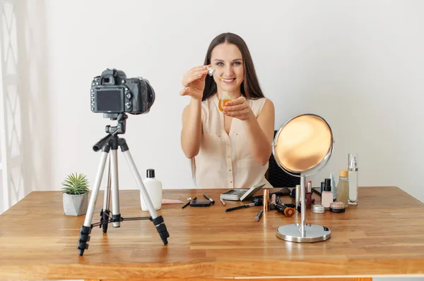 Young attractive woman records makeup tutorial — Stock Photo, Image