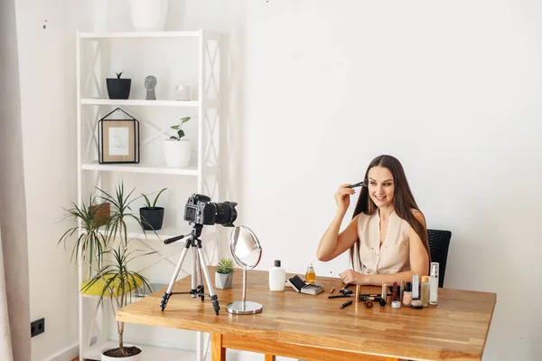 Young attractive woman records makeup tutorial — Stock Photo, Image