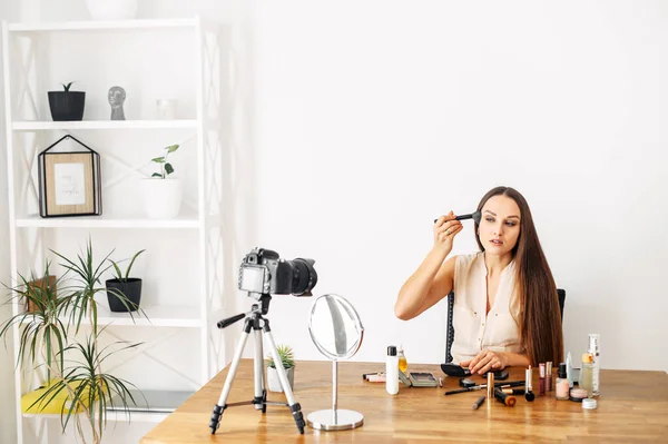 Jeune jolie femme records maquillage tutoriel — Photo