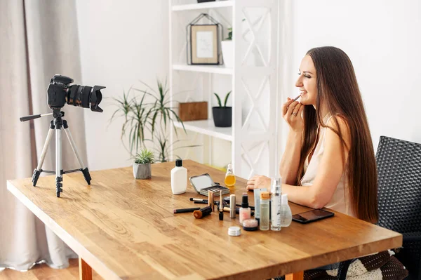 Young attractive woman records makeup tutorial — Stock Photo, Image