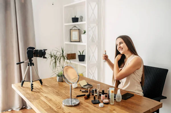 Young attractive woman records makeup tutorial — Stock Photo, Image