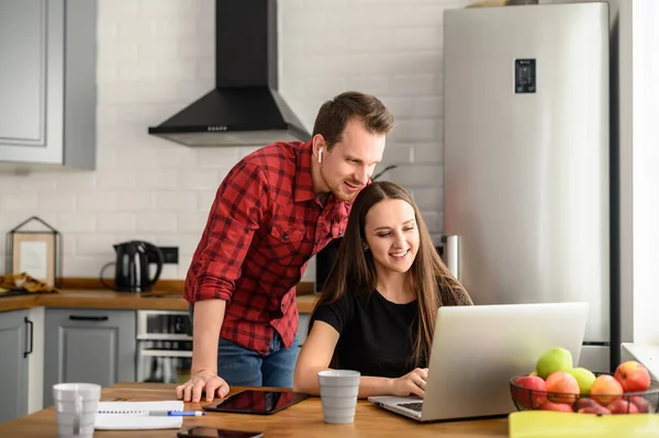 Giovane famiglia fare shopping online in una nuova casa — Foto Stock