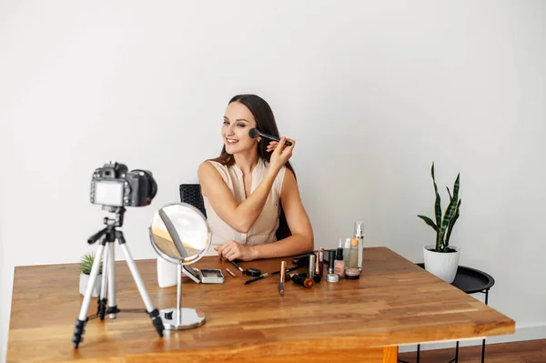 Young attractive woman records makeup tutorial — Stock Photo, Image