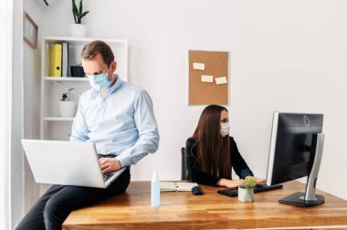 Pandemia sırasında maske takan ofis çalışanları