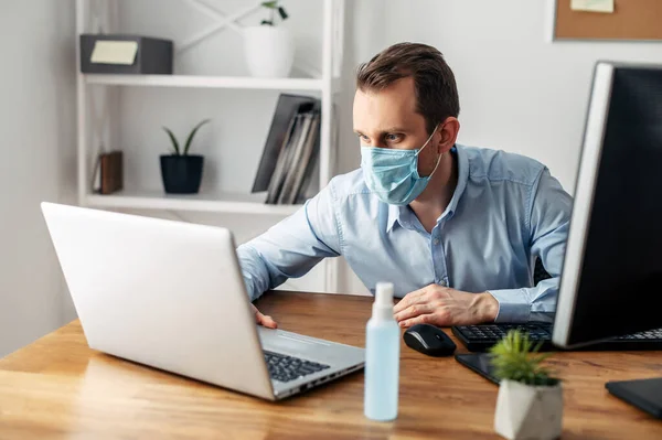 사무실에서 의료용 마스크를 쓴 남자 — 스톡 사진
