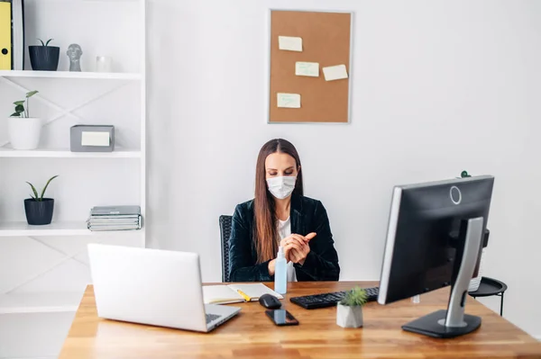 Жінка в медичній масці в офісі — стокове фото