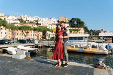 Aşk hikayesi. Kırmızı elbiseli bir adam ve güzel bir kız.