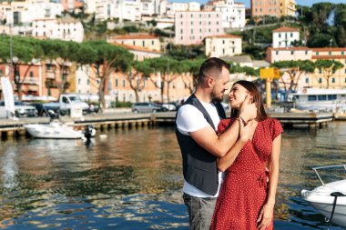 Birbirine aşık bir çift deniz kenarında bir rıhtımda