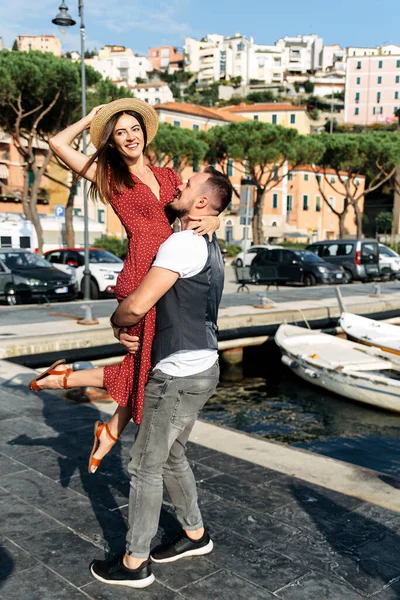 Historia de amor. Un chico y una chica bonita en vestido rojo —  Fotos de Stock