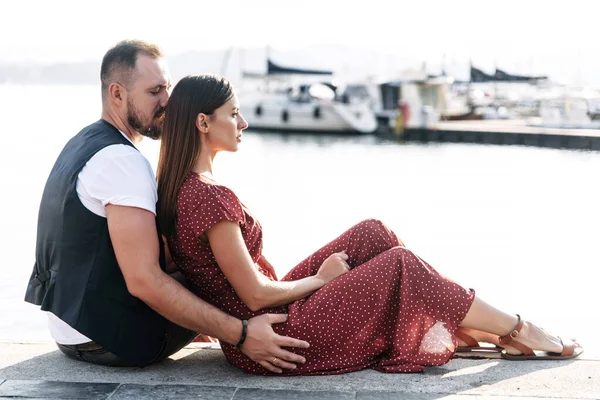 Couple amoureux sur une jetée du bord de mer — Photo