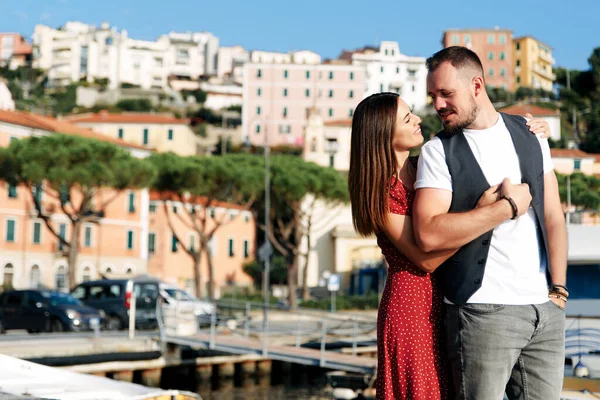 Historia de amor de verano en Italia. Pareja en el muelle —  Fotos de Stock
