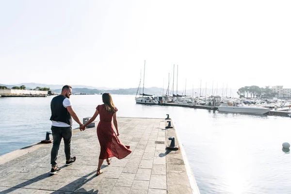 Ett par förälskade på en brygga vid havet — Stockfoto