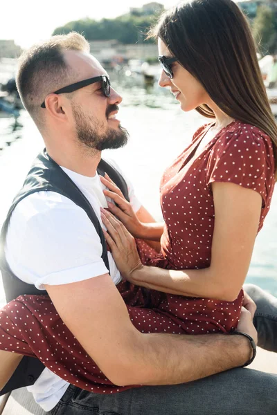 Une histoire d'amour. Un mec et une jolie fille en robe rouge — Photo