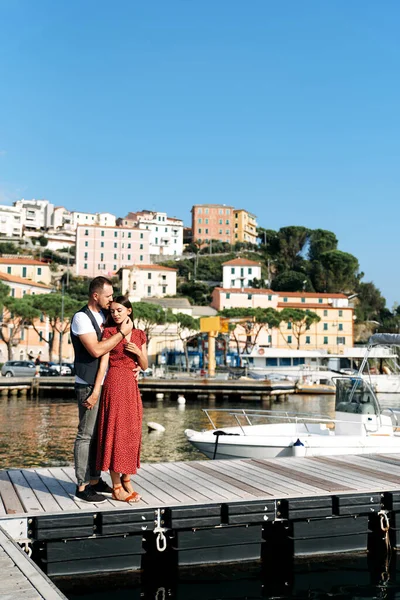 Couple amoureux sur une jetée du bord de mer — Photo