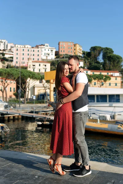 Historia de amor. Un chico y una chica bonita en vestido rojo — Foto de Stock