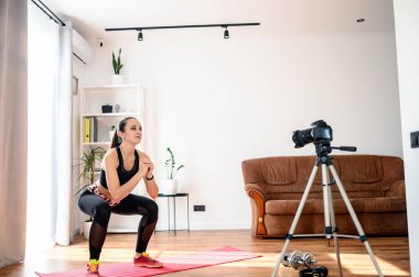 Bir kadın eğitim videosu hazırlıyor ve kaydediyor