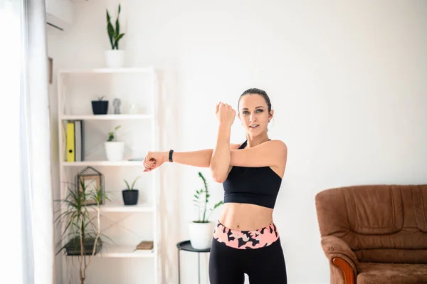 Junge Frau macht Ganzkörpertraining zu Hause — Stockfoto