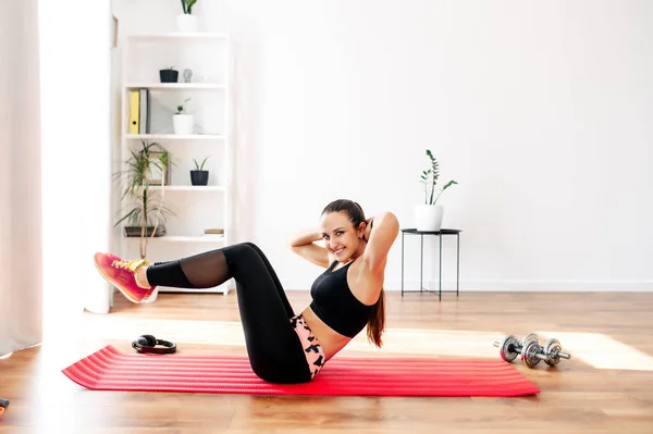 Junge Frau macht Ganzkörpertraining zu Hause — Stockfoto