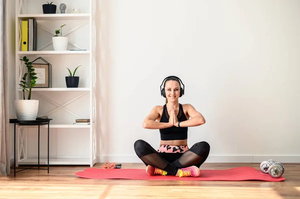 Fitness zu Hause. Schlanke Frau trainiert — Stockfoto