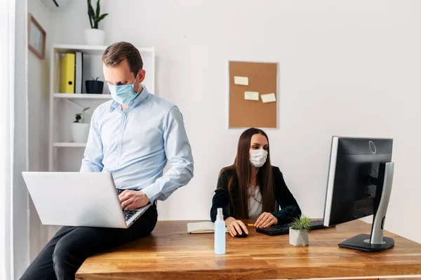 Офісні працівники в медичних масках під час пандемії — стокове фото