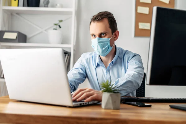 사무실에서 의료용 마스크를 쓴 남자 — 스톡 사진