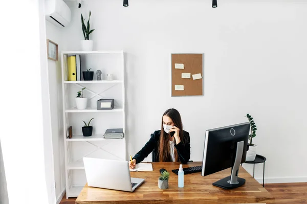 Frau mit Arztmaske im Büro — Stockfoto