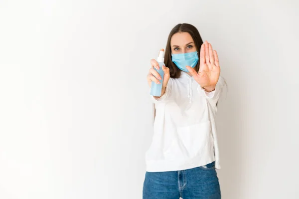 Schützen Sie sich. Frau in medizinischer Maske — Stockfoto