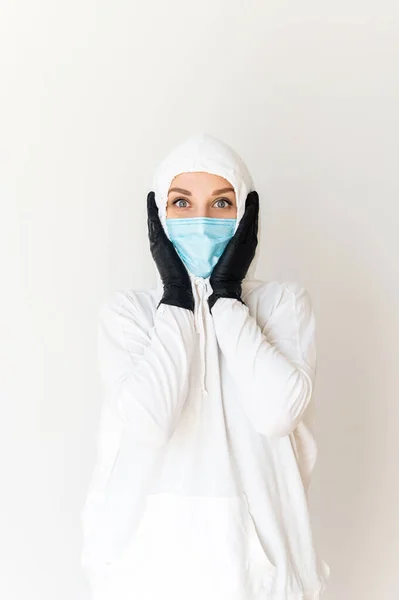Frau in Schutzanzug und medizinischer Maske — Stockfoto