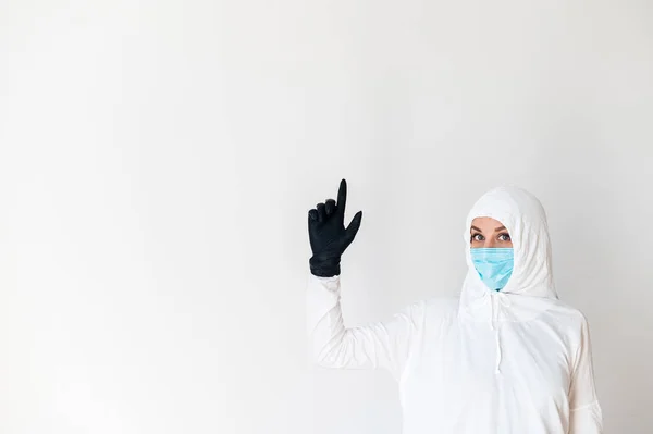 Γυναίκα με προστατευτική στολή και ιατρική μάσκα — Φωτογραφία Αρχείου