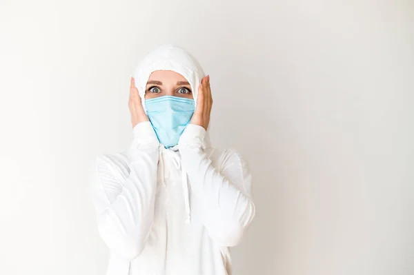 Frau in Schutzanzug und medizinischer Maske — Stockfoto