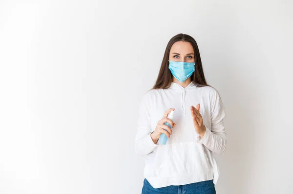 Proteggiti. Donna in maschera medica — Foto Stock