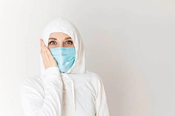 Donna in tuta protettiva e maschera medica — Foto Stock