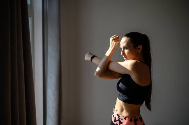 Genç kadın tüm vücudunu evde çalıştırıyor.