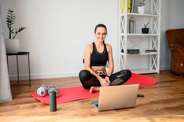 Femeia care face fitness acasă cu tutorial video — Fotografie, imagine de stoc