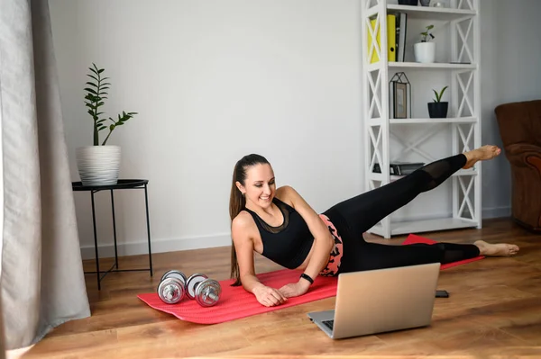 Aptidão em casa. Mulher magra está treinando — Fotografia de Stock