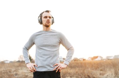 Aktif yaşam tarzı. Açık havada çekici bir delikanlı.