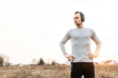 Aktif yaşam tarzı. Açık havada çekici bir delikanlı.