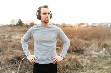 Aktif yaşam tarzı. Açık havada çekici bir delikanlı.