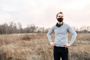 Sağlıklı bir yaşam tarzı. Siyah tıbbi maskeli adam.